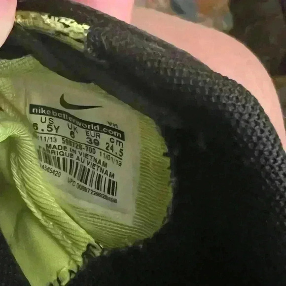 Nike Roshe One GS Youth Size 6.5Y Volt Yellow Shoes - Picture 3 of 5